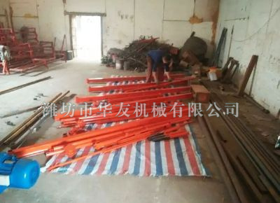 點(diǎn)擊查看詳細(xì)信息<br>標(biāo)題：華友機(jī)械直滑式吊運(yùn)機(jī)發(fā)貨現(xiàn)場(chǎng) 閱讀次數(shù)：7536